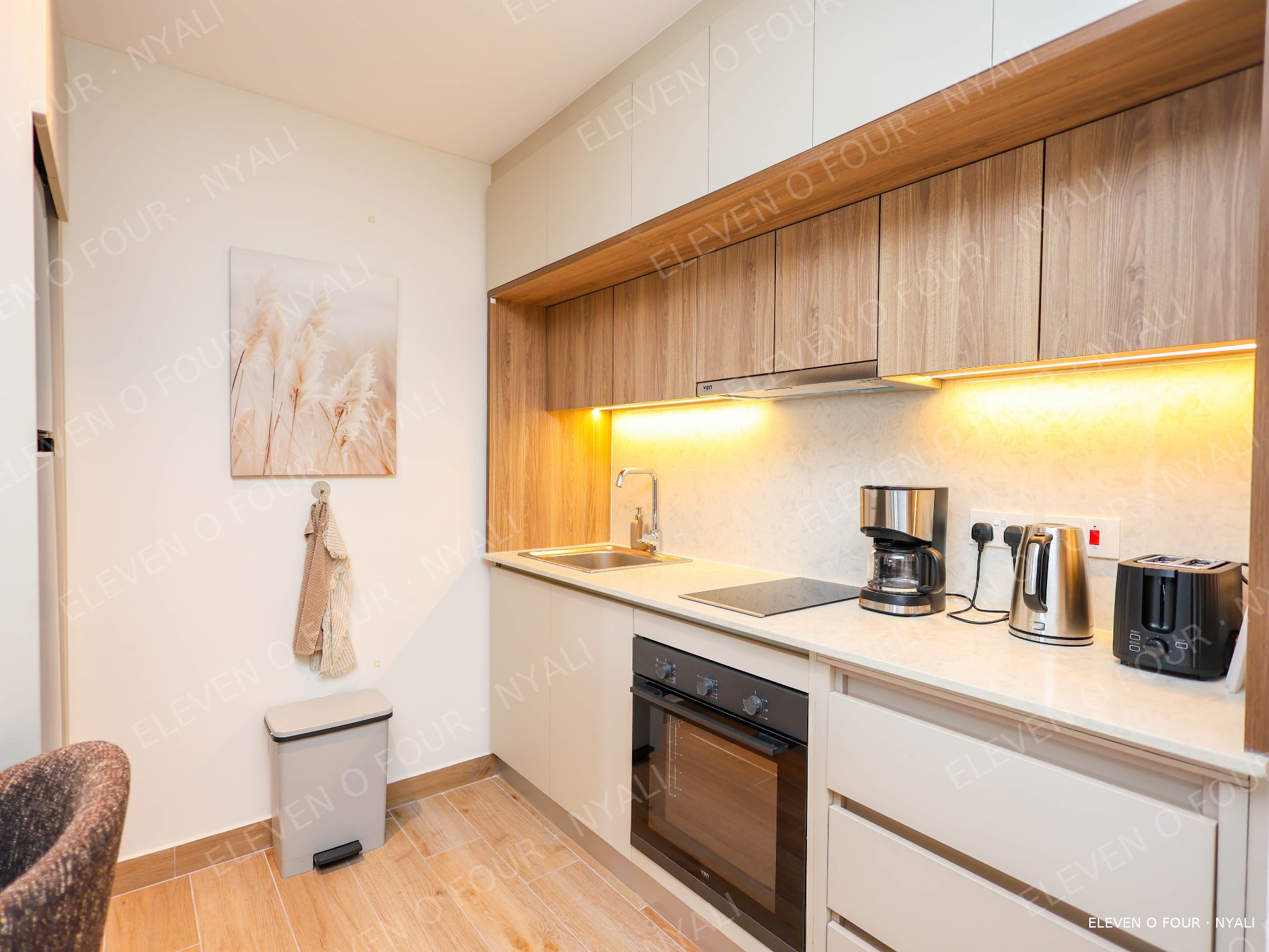 Fully equipped kitchen with oven, coffee machine and kettle